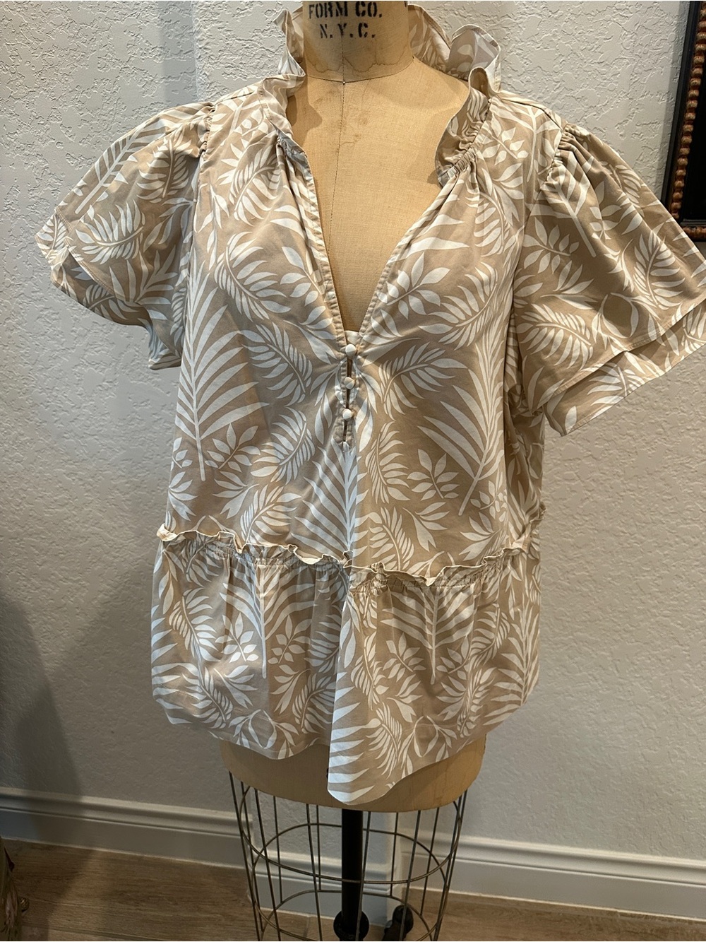 crown & ivy Beige and White Leaf-Print Peasant Blouse